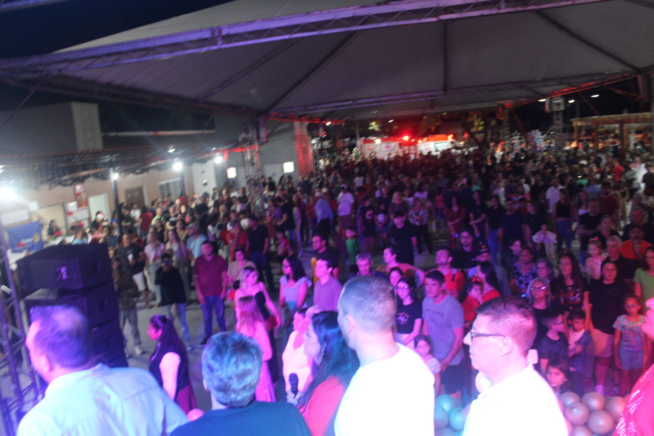 Barracão celebra 73 anos na Praça Clevelândia com acendimento das luzes de Natal 21 IMG 6625
