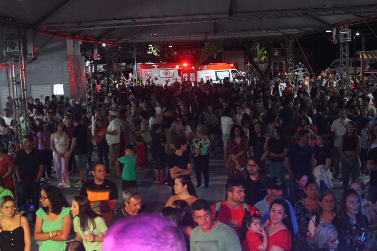 Barracão celebra 73 anos na Praça Clevelândia com acendimento das luzes de Natal 19 IMG 6628