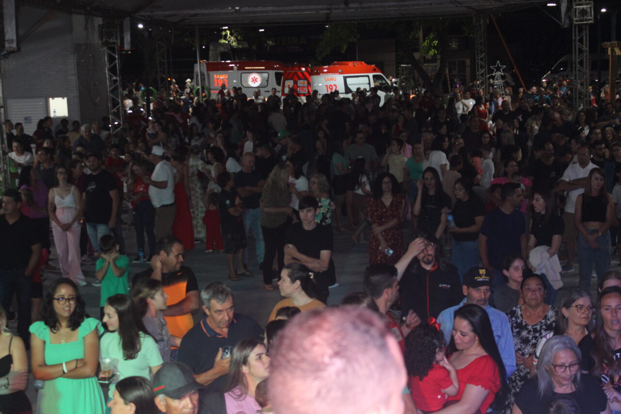 Barracão celebra 73 anos na Praça Clevelândia com acendimento das luzes de Natal 18 IMG 6629