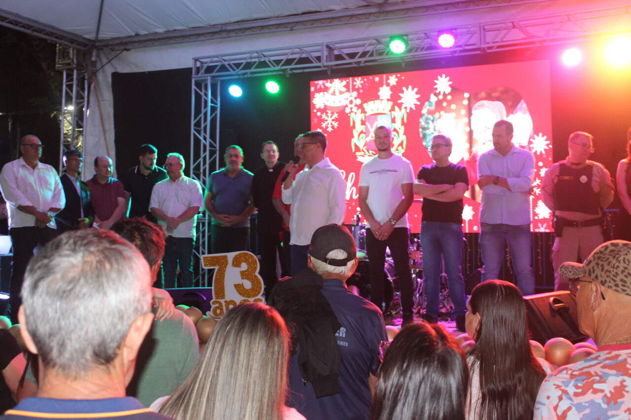 Barracão celebra 73 anos na Praça Clevelândia com acendimento das luzes de Natal 16 IMG 6632
