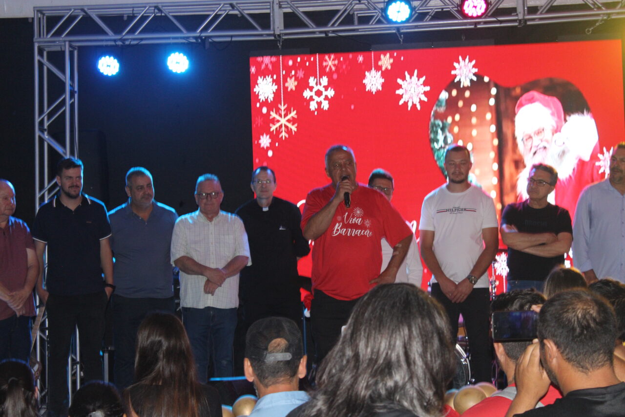 Barracão celebra 73 anos na Praça Clevelândia com acendimento das luzes de Natal 14 IMG 6634