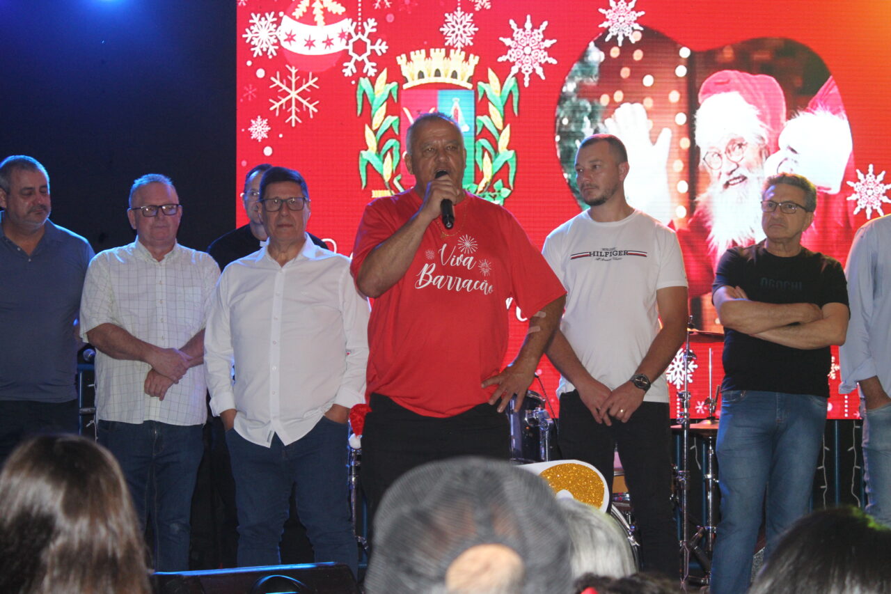Barracão celebra 73 anos na Praça Clevelândia com acendimento das luzes de Natal 13 IMG 6635