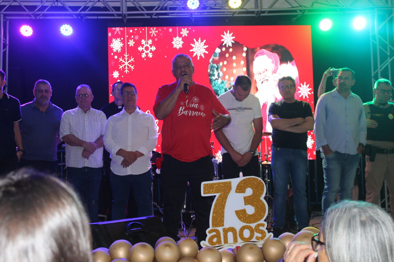 Barracão celebra 73 anos na Praça Clevelândia com acendimento das luzes de Natal 12 IMG 6636