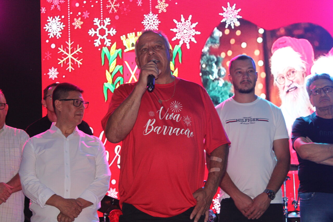 Barracão celebra 73 anos na Praça Clevelândia com acendimento das luzes de Natal 10 IMG 6639