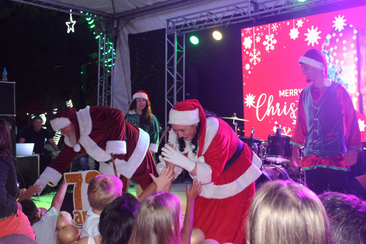 Barracão celebra 73 anos na Praça Clevelândia com acendimento das luzes de Natal 5 IMG 6645