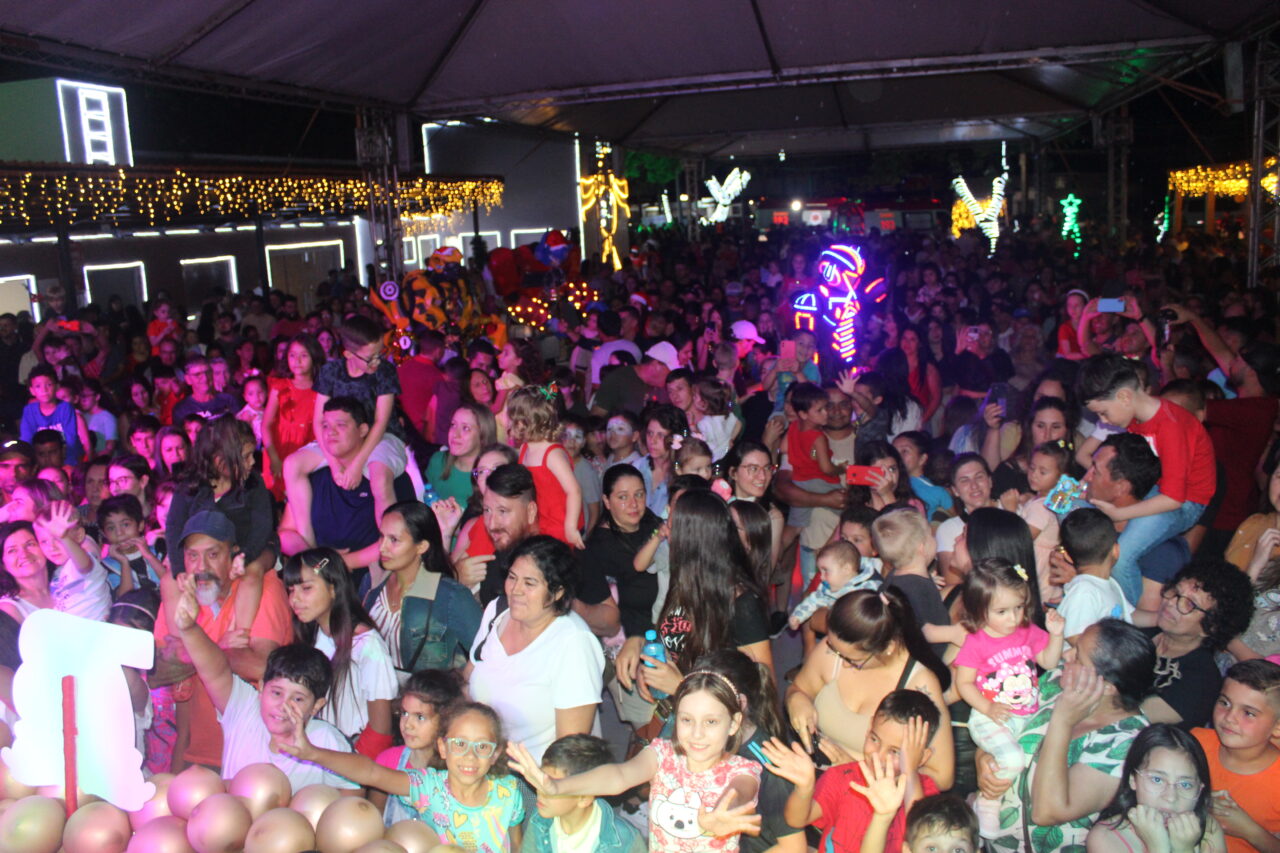 Barracão celebra 73 anos na Praça Clevelândia com acendimento das luzes de Natal 3 IMG 6649