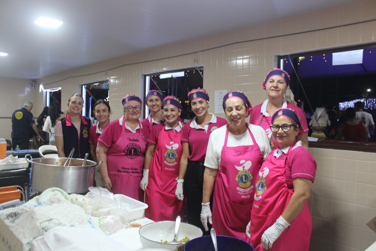 Barracão celebra 73 anos na Praça Clevelândia com acendimento das luzes de Natal 112 IMG 6654