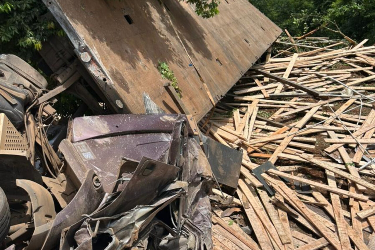 Motorista e pedestre morrem após caminhão despencar de ribanceira 3 O motorista do caminhão perdeu o controle, despencou de uma ribanceira, caiu sobre um carro e atingiu uma casa; o pedestre foi atingido por parte da carga