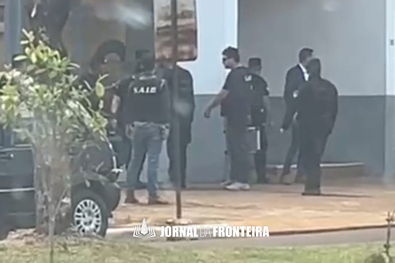 Um policial argentino foi preso na manhã desta quinta-feira, suspeito de envolvimento no caso da fuga dos detentos da delegacia de Bernardo de Irigoyen