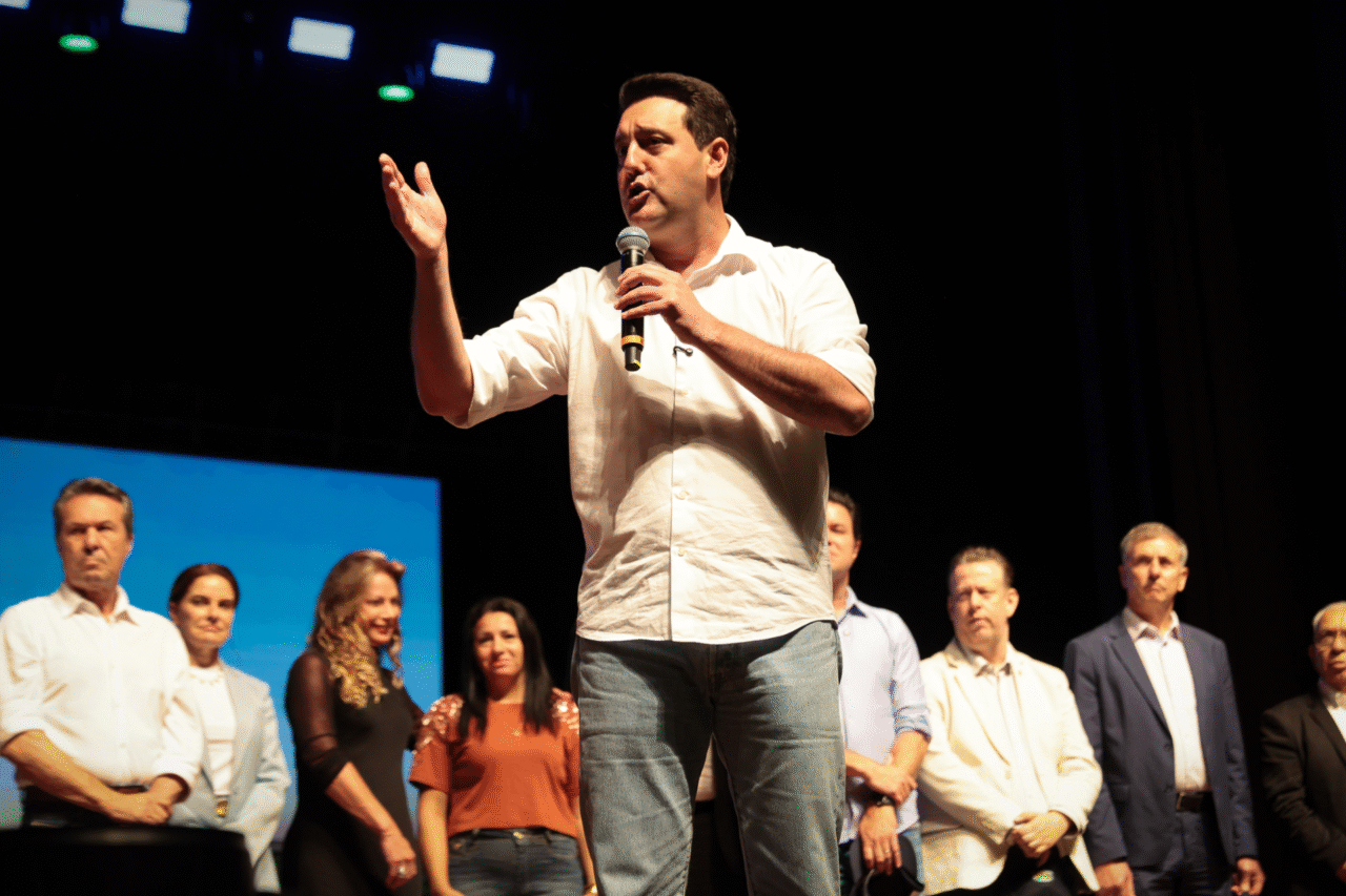 O Governo do Paraná lançou o programa Patrulheiros da Sustentabilidade, que vai capacitar 3 mil operadores e integrar ações ambientais ao desenvolvimento da infraestrutura rural.