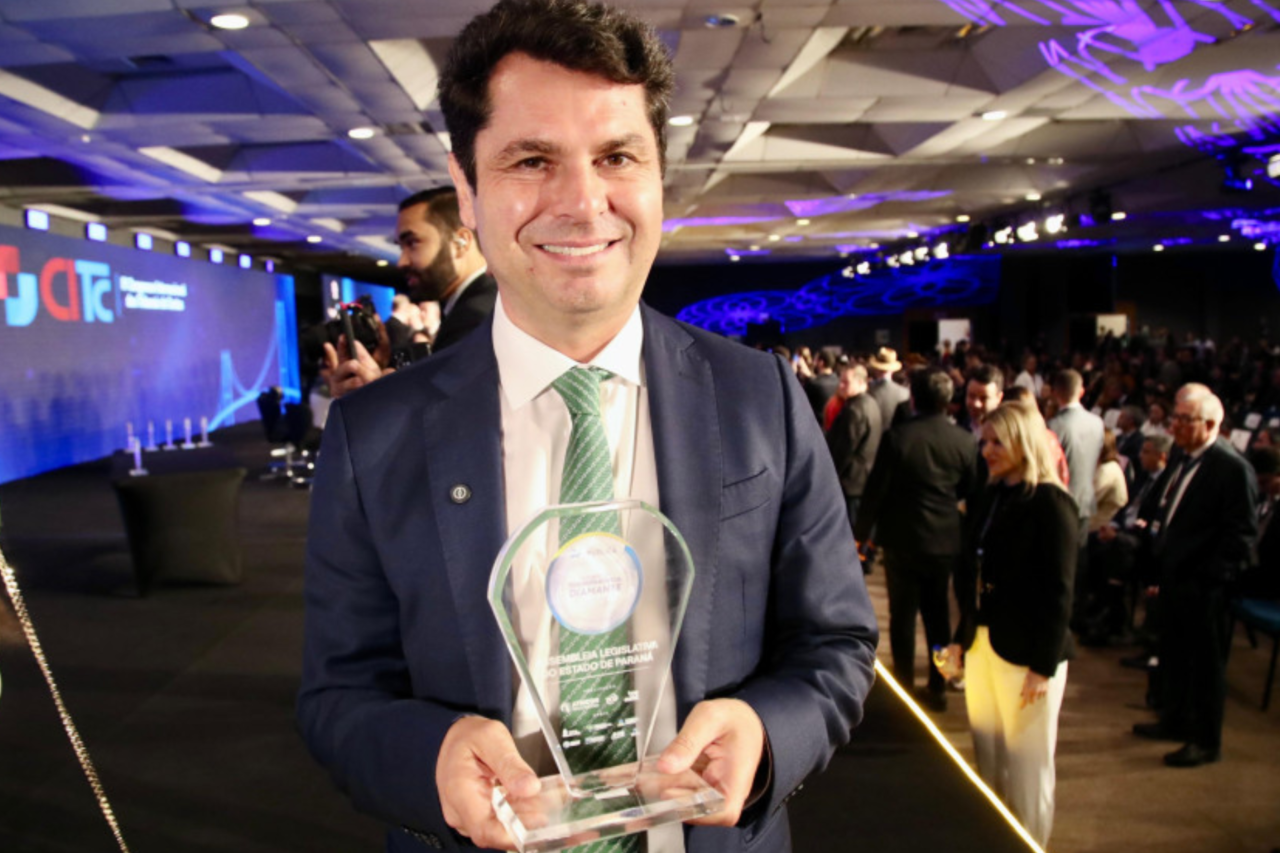 Assembleia Legislativa do Paraná atinge 100% de transparência e se torna líder nacional em avaliação pública 14 Assembleia Legislativa do Paraná alcança 100% de transparência no Programa Nacional de Transparência Pública e recebe o Selo Diamante pelo segundo ano consecutivo.