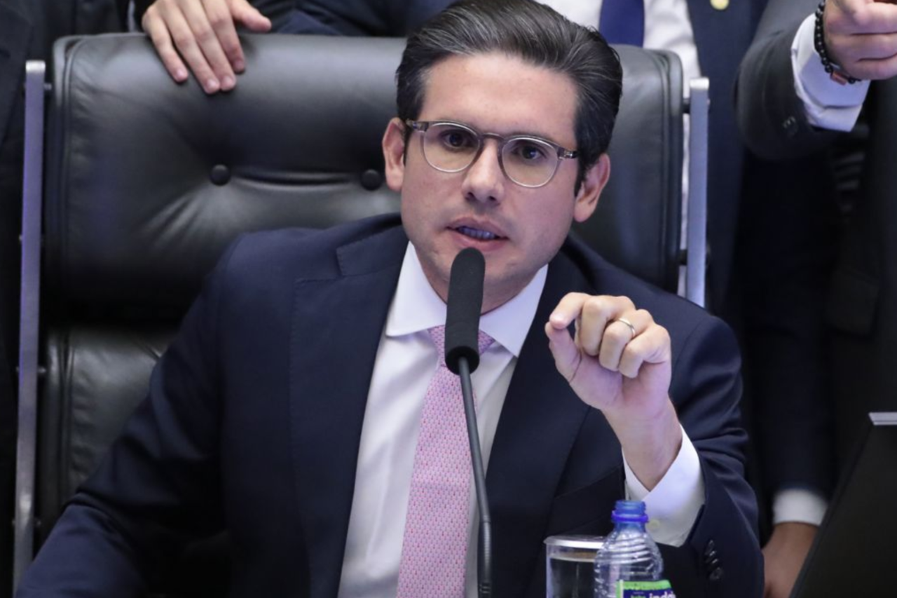 Câmara adia votação do PL Antifacção e da PEC da Segurança Pública para 2026 14 Câmara dos Deputados decide adiar para 2026 a análise do PL Antifacção e da PEC da Segurança Pública e prioriza pauta econômica antes do recesso.