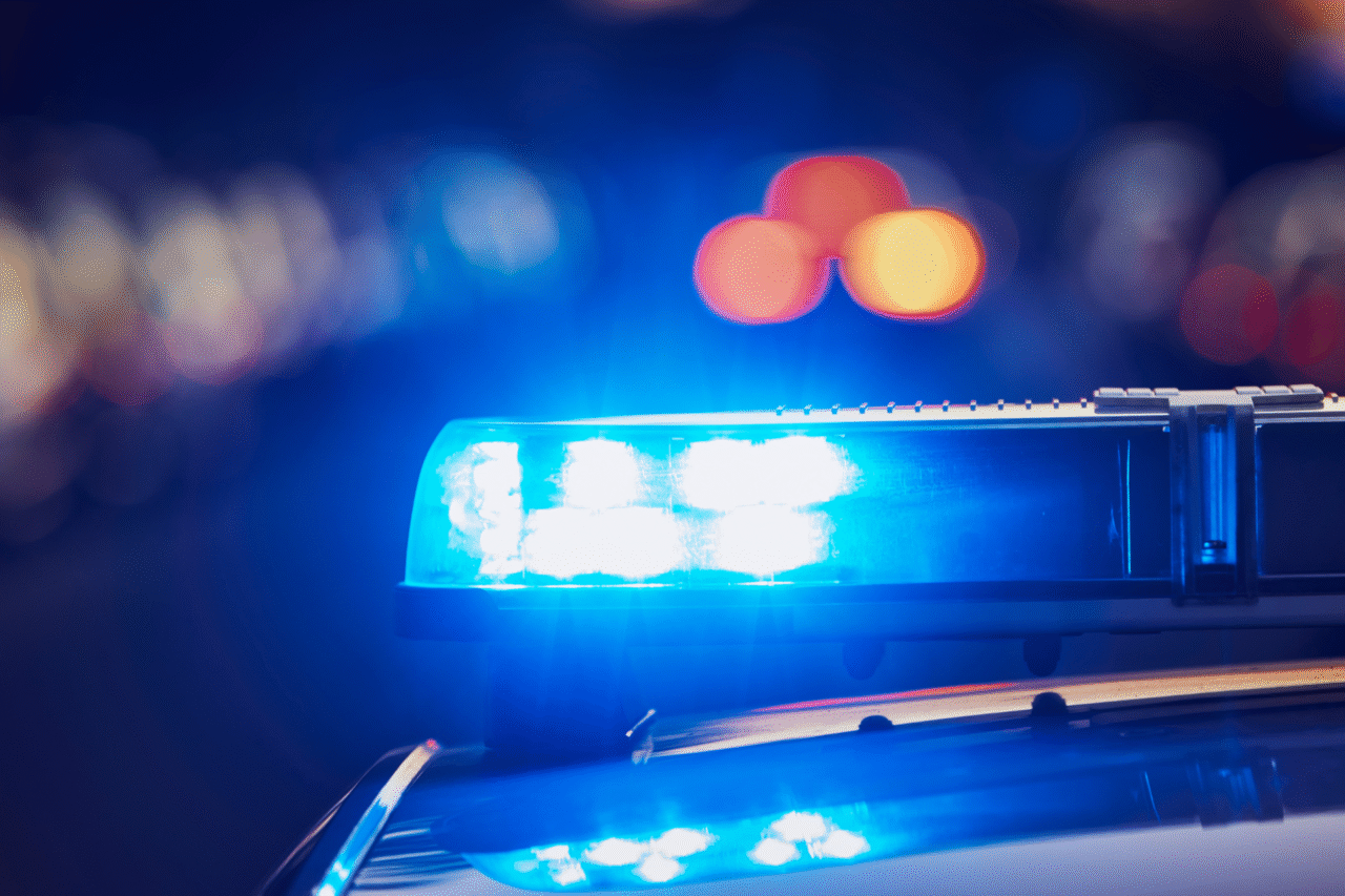 Mãe e filha morreram após queda do 10º andar de um hotel no centro de Belo Horizonte. Polícia investiga o caso como filicídio seguido de suicídio.