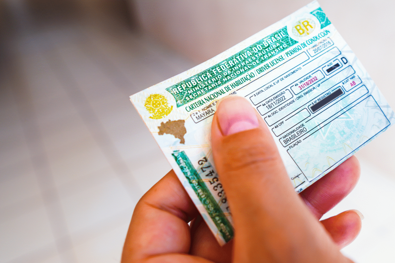 Contran aprova fim da carga horária obrigatória em autoescolas e altera regras para obtenção da CNH 3 Contran elimina carga horária mínima, reduz aulas práticas e permite instrutores autônomos e uso de veículo próprio. Mudança deve reduzir custo da CNH e alterar o modelo de formação de condutores no Brasil.