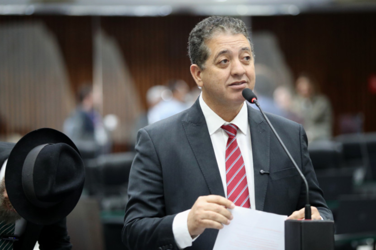 Proposta apresentada na Assembleia Legislativa prevê que serviços de água e energia permitam a inclusão do nome do cônjuge no cadastro sem custo adicional.