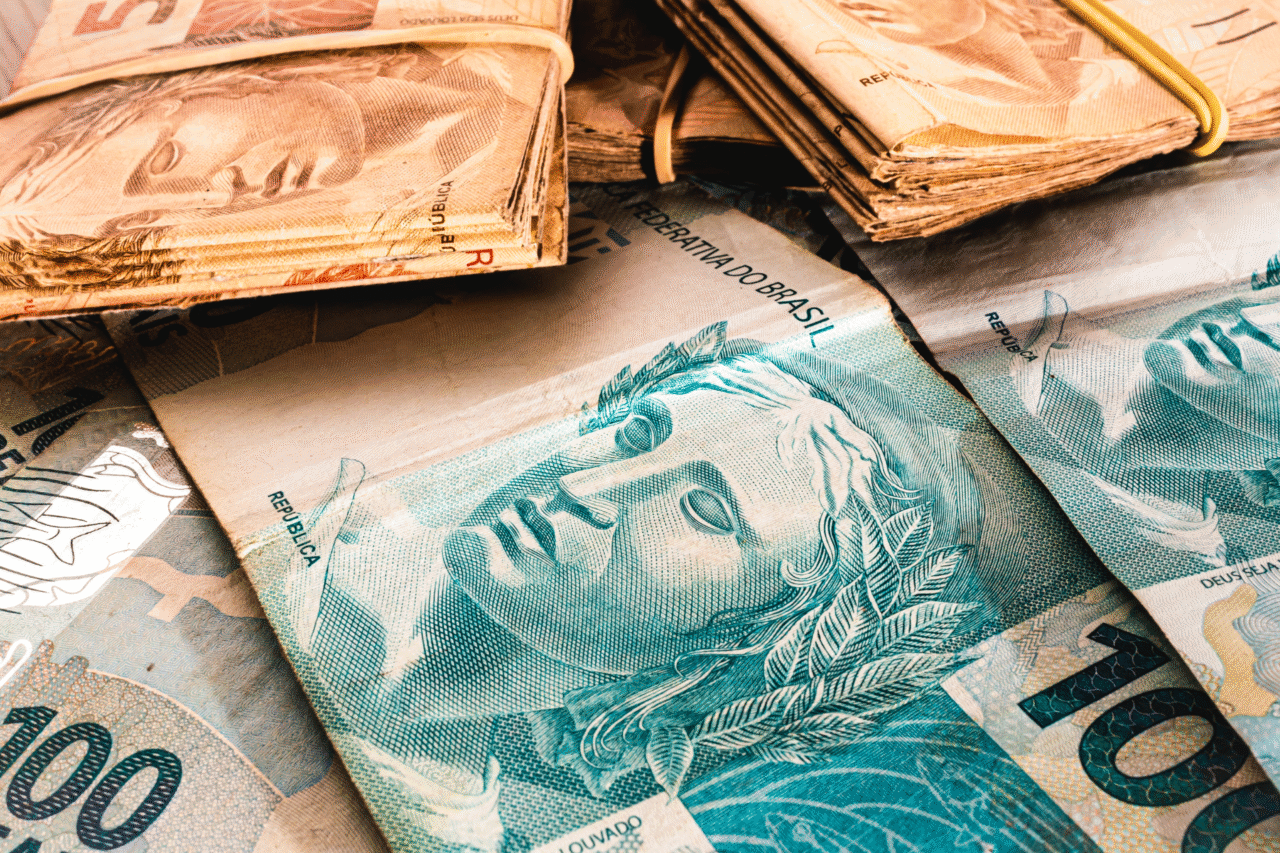 Lei que garante pensão especial a filhos e dependentes menores de 18 anos de vítimas de feminicídio passa a valer. Benefício será de um salário mínimo e seguirá critérios de renda e inscrição no CadÚnico