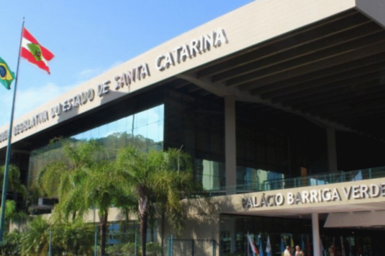 Alesc recebe novos projetos que tratam de educação digital, restrições em competições esportivas e criação de gratificações a servidores estaduais. Propostas seguem para análise das comissões.