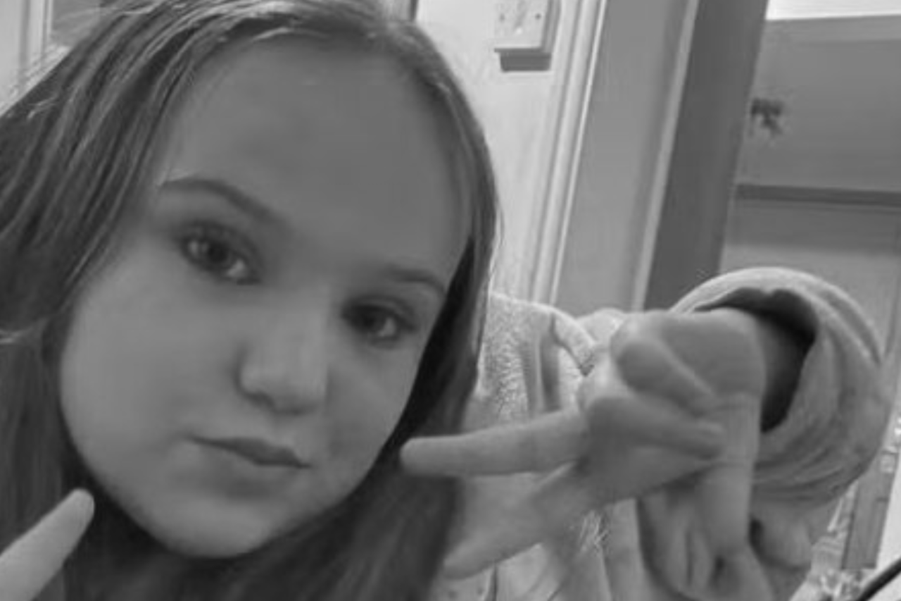 Adolescente morre ao inalar desodorante após desafio viral 30 Morte de adolescente na Inglaterra após inalar desodorante levanta alerta sobre desafios perigosos da internet e pressiona por maior conscientização e regras.