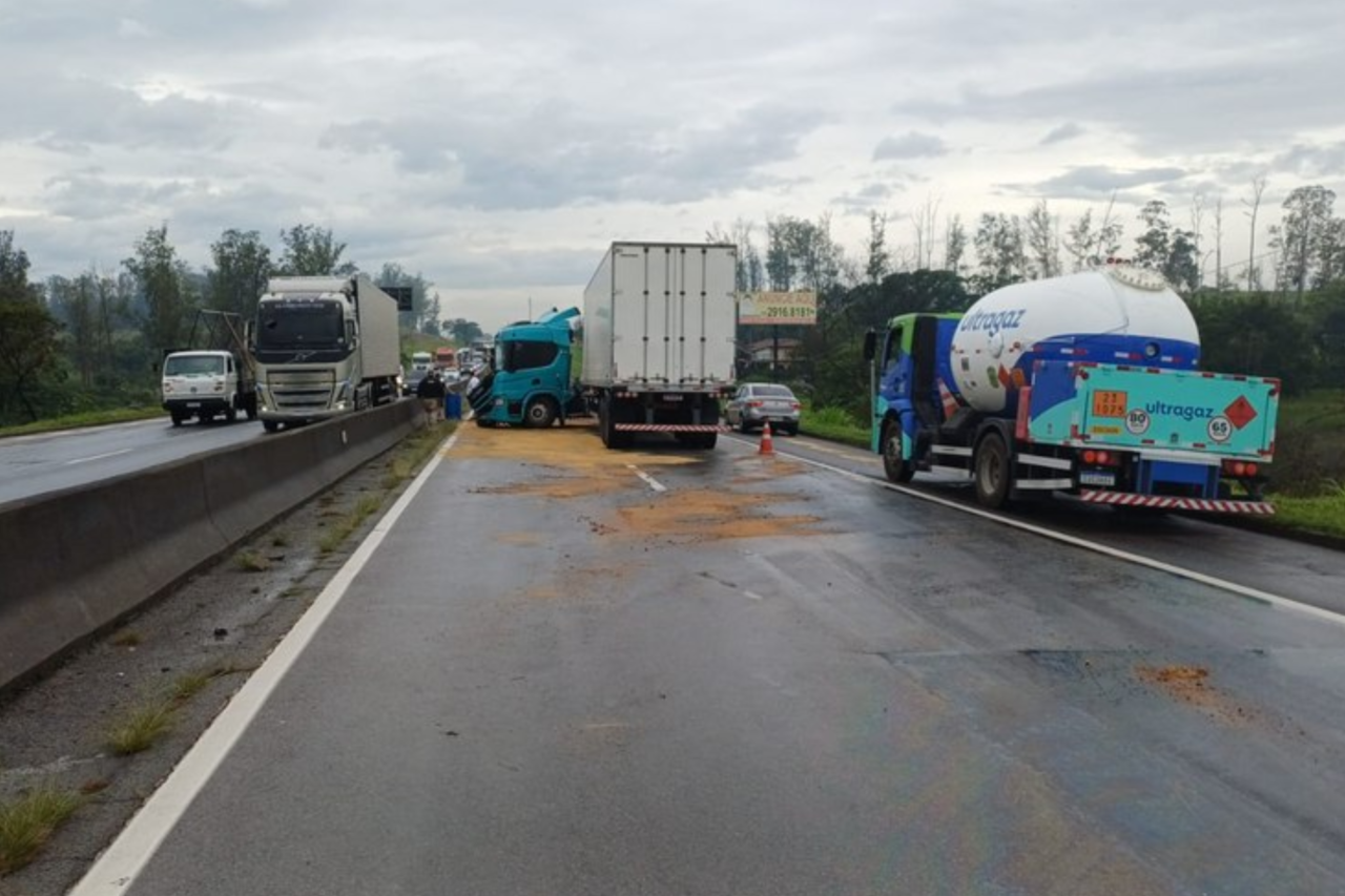 Acidente entre duas carretas interdita pista e causa congestionamento de 12 km 3 Colisão entre duas carretas bloqueia trecho da Rodovia Presidente Dutra em Pindamonhangaba, causa lentidão e mobiliza equipes de atendimento e remoção de veículos.