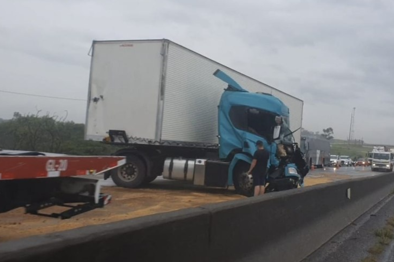 Colisão entre duas carretas bloqueia trecho da Rodovia Presidente Dutra em Pindamonhangaba, causa lentidão e mobiliza equipes de atendimento e remoção de veículos.