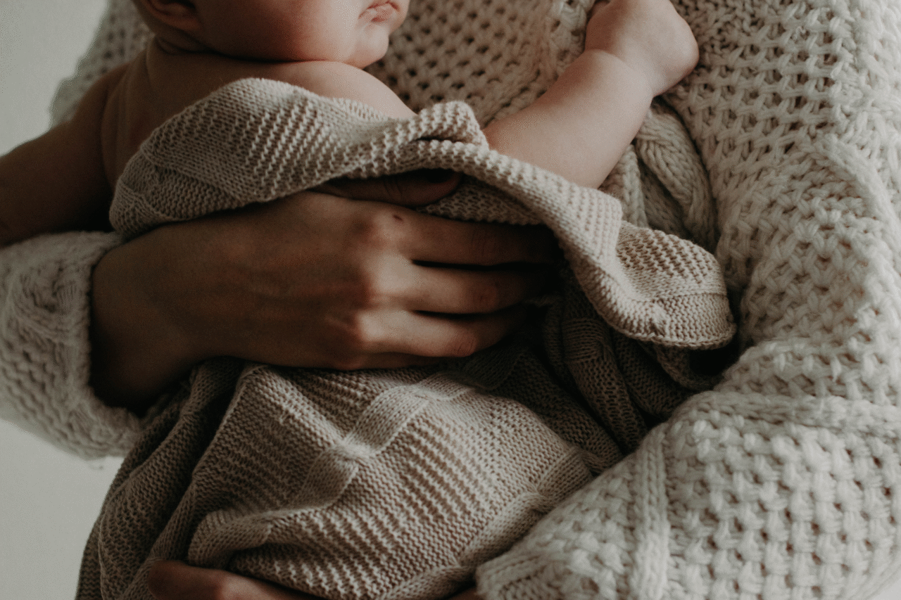 Ministério da Saúde confirma que o Brasil eliminou a transmissão do HIV da mãe para o bebê e apresenta queda nas mortes por Aids, além de avanços em prevenção e tratamento.