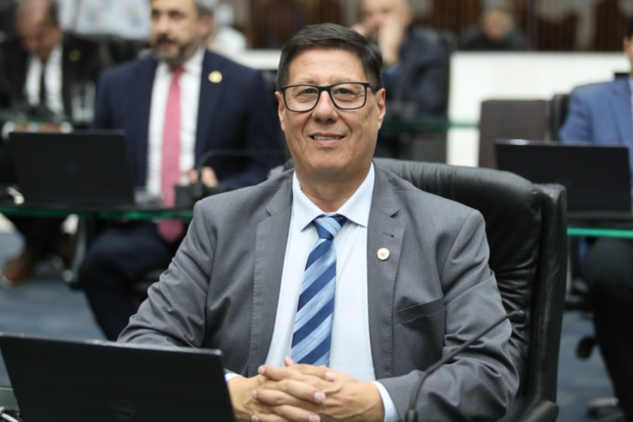 Proposta de Adão Litro autoriza circulação de caminhões de nove eixos em corredores logísticos do Sudoeste do Paraná para ampliar competitividade da produção regional.