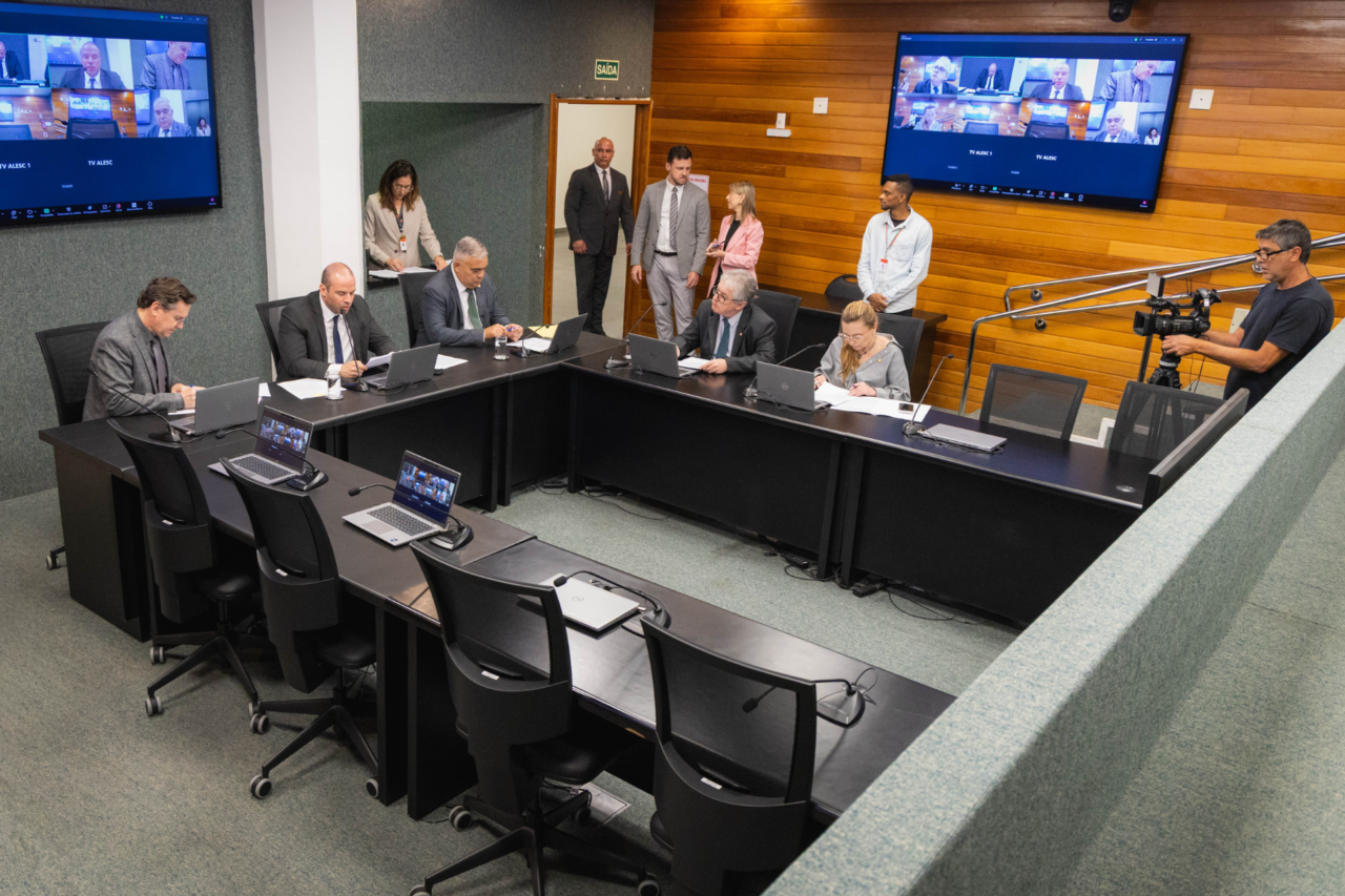 Alesc aprova penalidades para brigas ligadas a eventos esportivos em Santa Catarina 14 Santa Catarina pode aplicar multas e suspender acesso a eventos esportivos por até dois anos a quem participar de brigas em jogos, conforme projeto aprovado em comissão da Alesc.