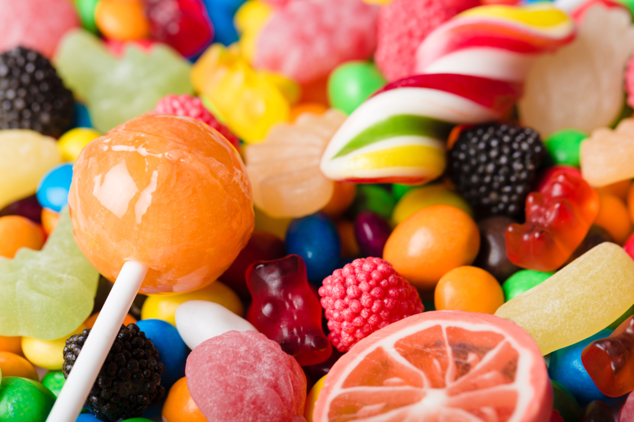 Projeto no Paraná limita exposição de doces perto dos caixas em estabelecimentos comerciais 3 Paraná analisa lei que proíbe a exposição de doces e salgadinhos a menos de dois metros dos caixas e abaixo de 1,5 metro de altura, visando reduzir estímulos de compra por crianças.