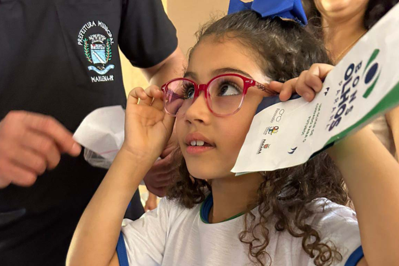 Programa Bons Olhos Paraná vira política permanente e amplia atendimento gratuito de saúde ocular nas escolas 13 Programa Bons Olhos Paraná, agora instituído por lei, garante triagem e consulta oftalmológica nas escolas públicas e distribuição gratuita de óculos para estudantes, com monitoramento permanente e expansão para quase todo o Estado