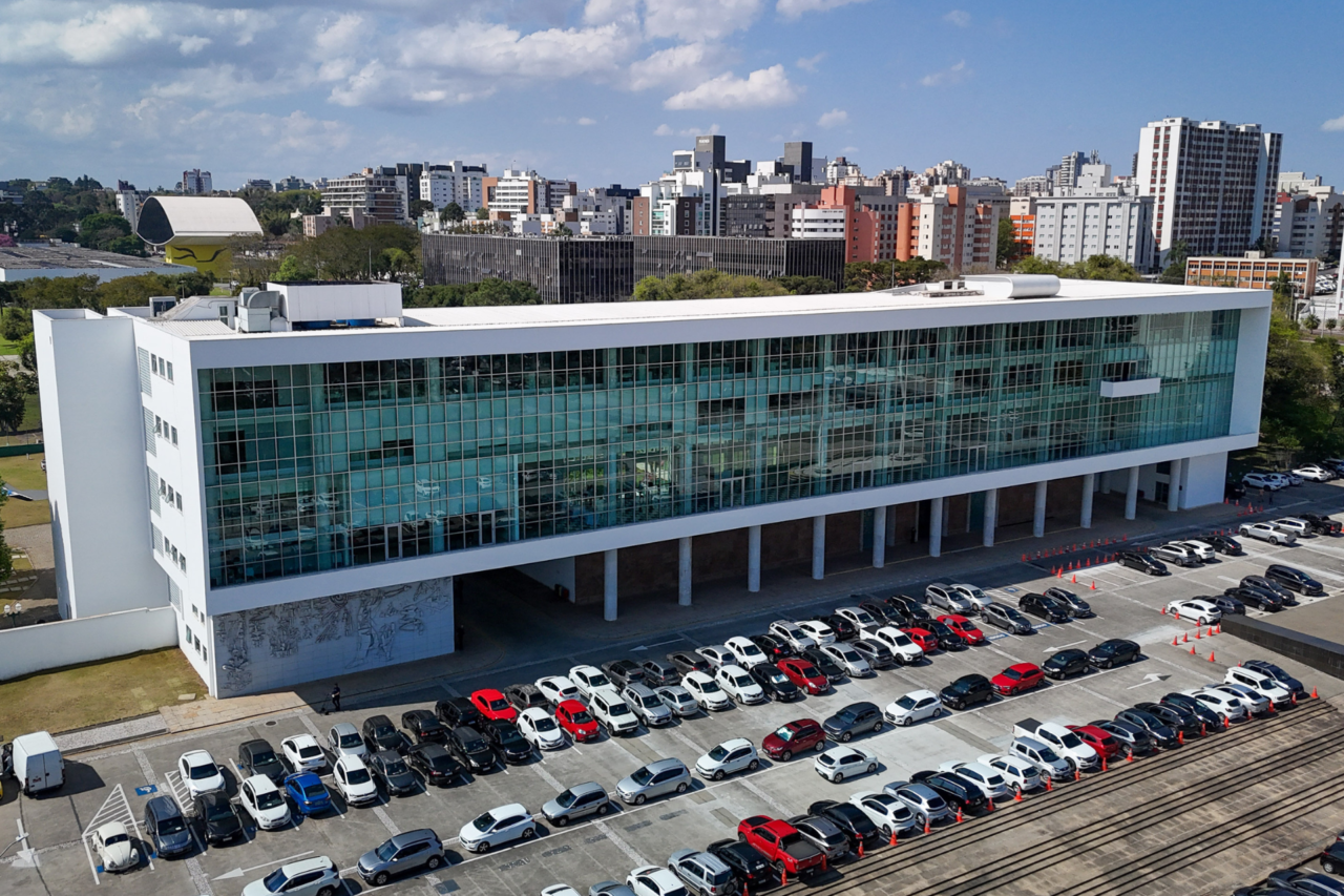 Paraná cria Fundo Estratégico para garantir investimentos, sustentabilidade fiscal e resposta a desastres 17 Fundo Estratégico do Paraná estabelece três reservas financeiras para investimentos, estabilidade fiscal e enfrentamento de desastres, criando uma política permanente voltada ao desenvolvimento econômico.