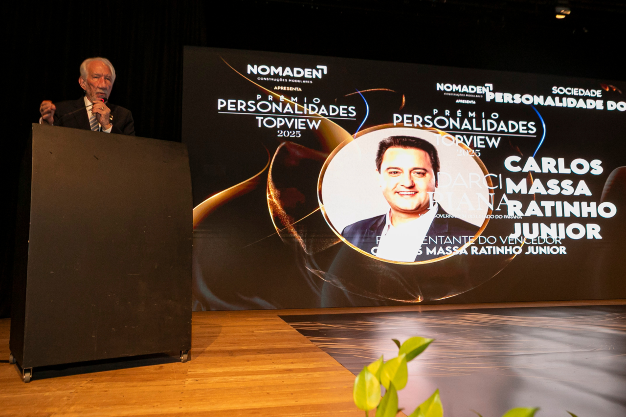 Ratinho Junior é eleito pela segunda vez Personalidade do Ano no Prêmio TOPVIEW 2025 12 Governador Ratinho Junior recebe pela segunda vez o título de Personalidade do Ano no Prêmio TOPVIEW 2025, que reconhece iniciativas de desenvolvimento e gestão pública no Paraná. Cerimônia ocorreu no Museu Oscar Niemeyer, em Curitiba.