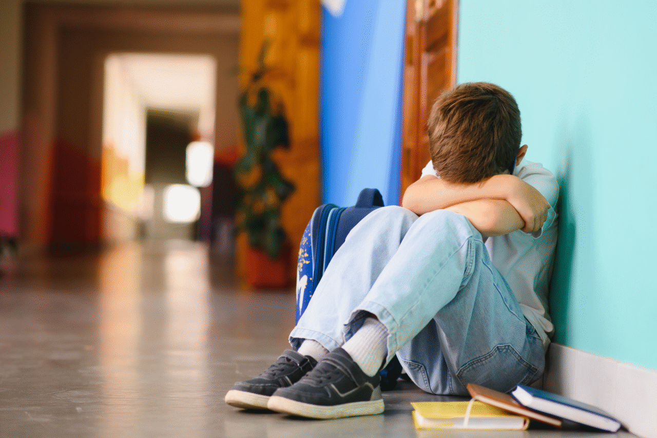 Criança de 10 anos perdeu a visão do olho direito após agressões em escola municipal do Rio; mãe denuncia bullying recorrente. Caso é investigado pela Polícia Civil.