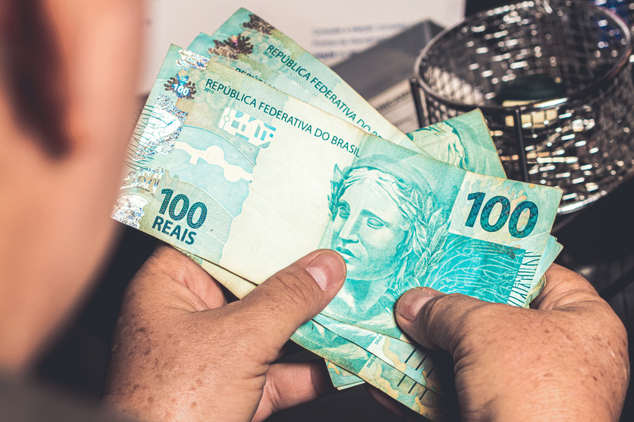 Prazo para o pagamento da segunda parcela do 13º salário termina em 19 de dezembro. Especialistas explicam regras, cálculo, direitos e medidas a serem tomadas em caso de atraso ou não pagamento.