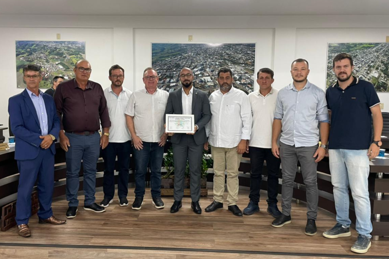 Vereadores entregam Moções ao Juiz Esdras e ao Rotary Club de Barracão 4 Entrega de homenagens aconteceu durante a última sessão da Câmara de Vereadores, realizada na quinta-feira, 04 de dezembro