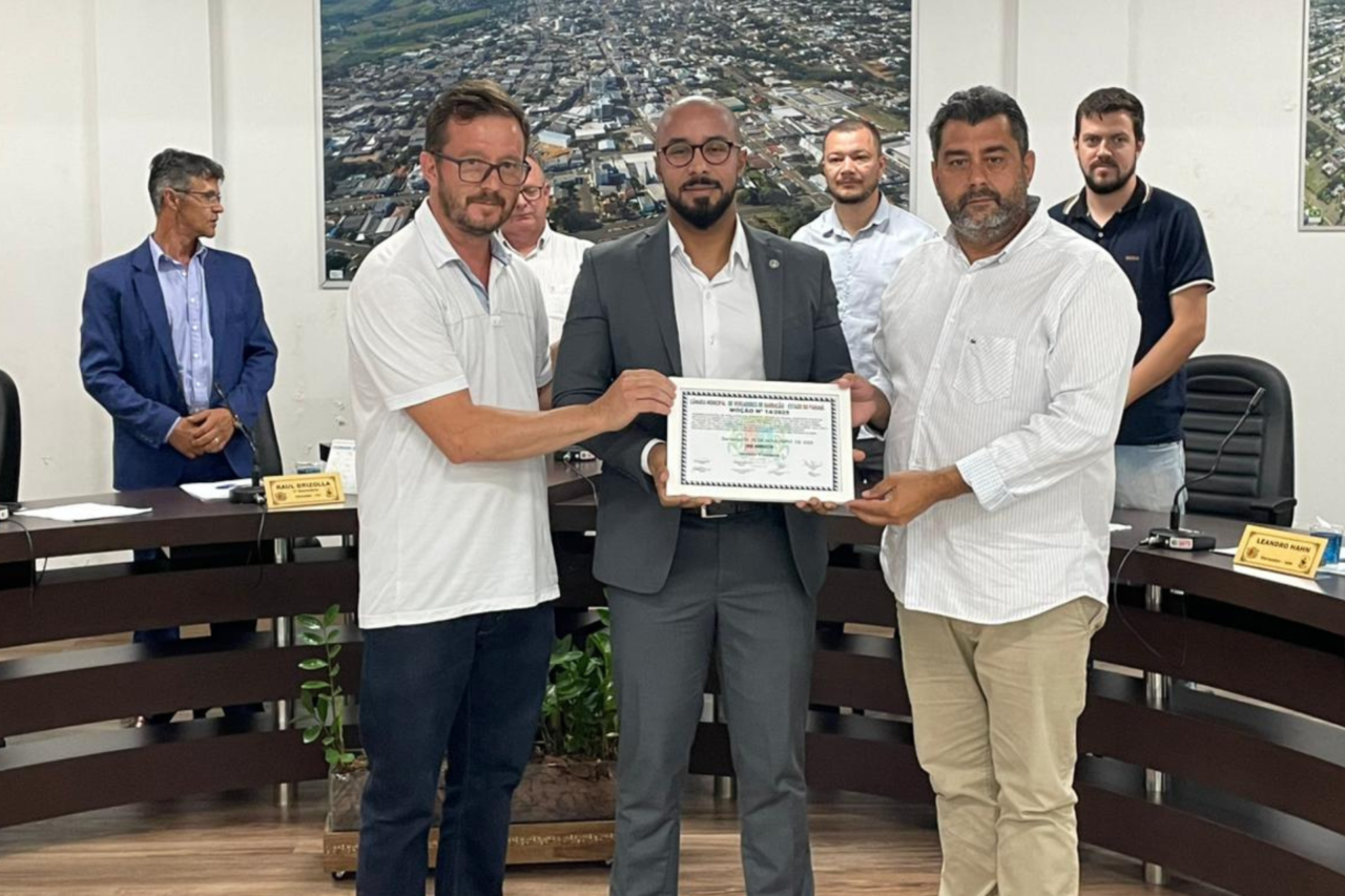 Vereadores entregam Moções ao Juiz Esdras e ao Rotary Club de Barracão 3 crys 43 1