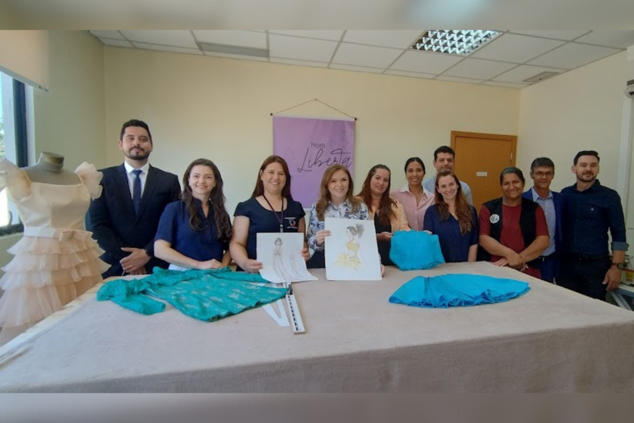 Barracão recebe oficialmente ônibus e veículo da secretária Leandre Dal Ponte 3 A Secretária de Estado da Mulher, Igualdade Racial e Pessoa Idosa do Paraná realizou a entrega dos veículos e conheceu o Projeto Liberta