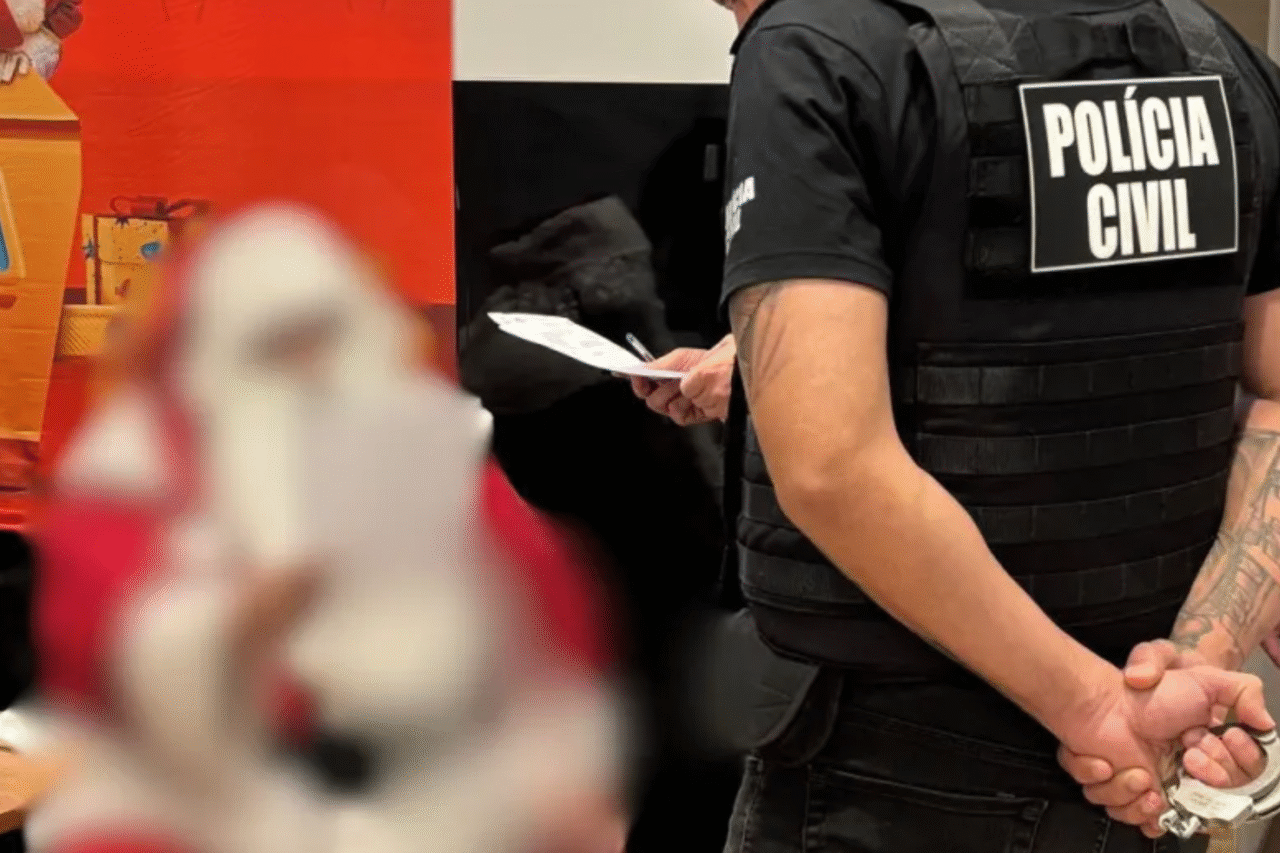 Suspeito de estupro é preso enquanto atuava como Papai Noel em shopping de Lages, em Santa Catarina; investigação corre sob sigilo e contrato foi encerrado.