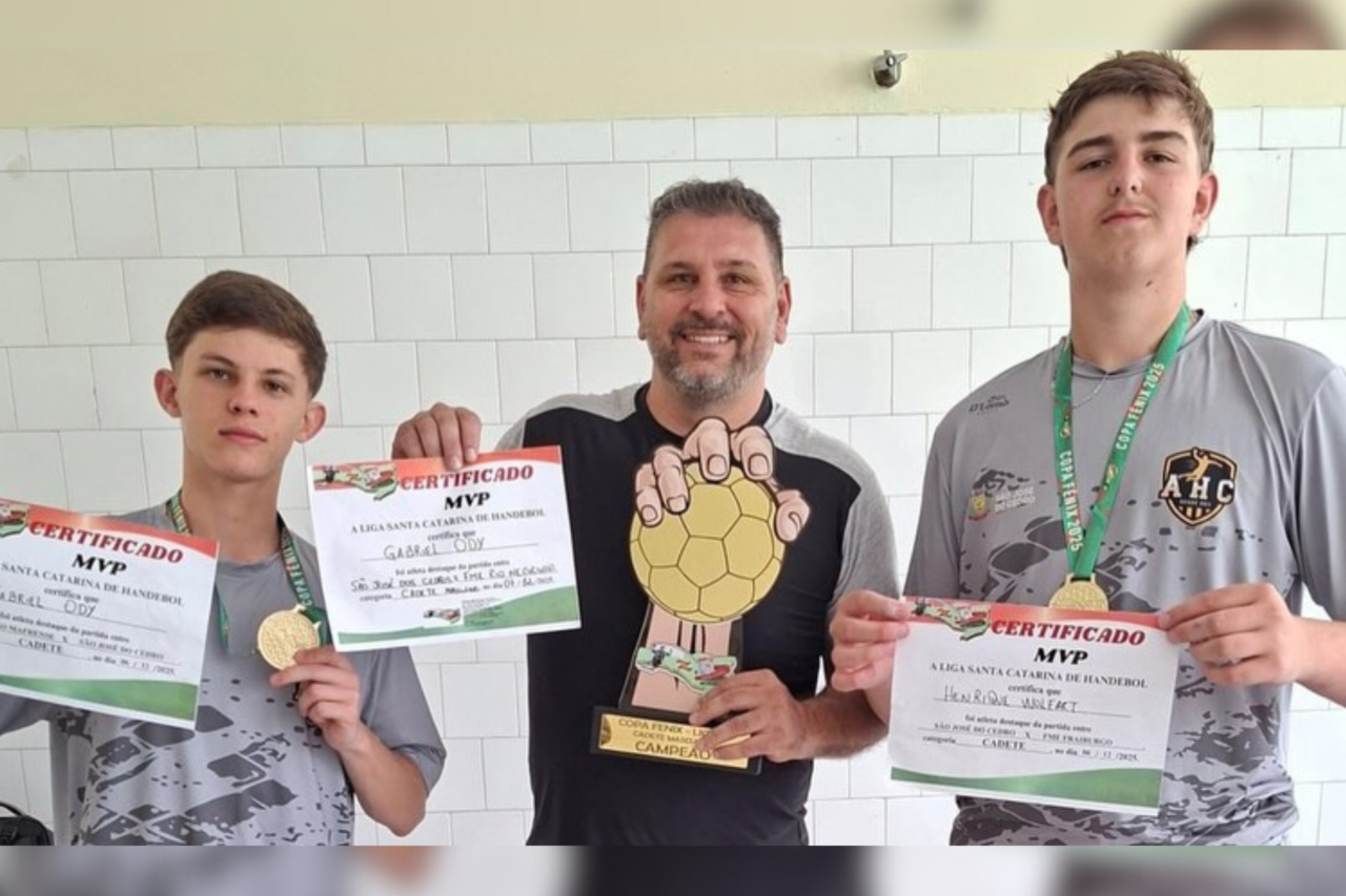 Handebol de São José do Cedro brilha nas finais da Liga Catarinense 3 As equipes de handebol feminina e masculina representaram o município com excelência entre os dias 5 e 7 de dezembro, em Blumenau e Mafra