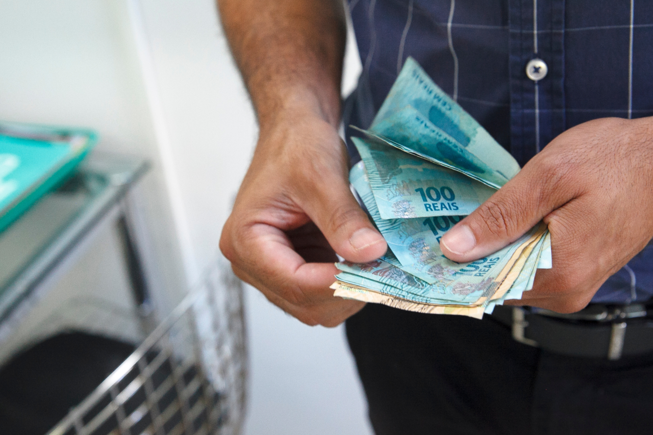 Segunda parcela do décimo terceiro deve ser paga até sexta-feira (19) a mais de 95 milhões de brasileiros 17 Segunda parcela do décimo terceiro salário deve ser depositada até sexta-feira e injetar bilhões na economia