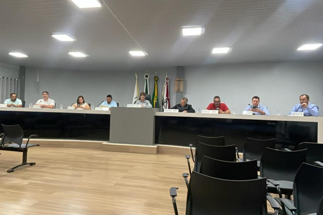 Vereadores de Dionísio Cerqueira discutem projeto de cobrança de multas de trânsito de servidores municipais 1 O presidente do Legislativo cerqueirense, destaca a necessidade de responsabilidade no uso de veículos públicos