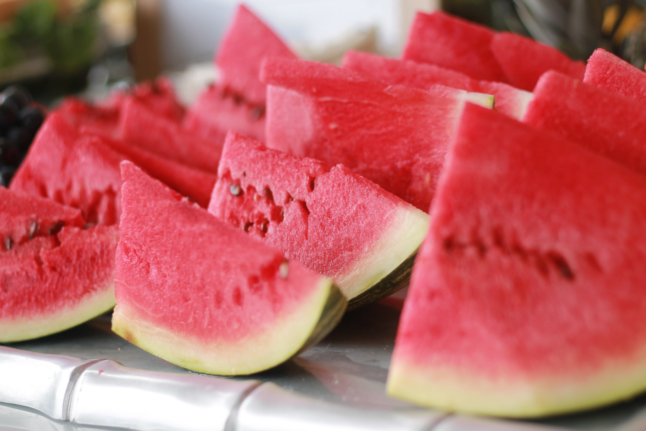 Homem morre engasgado com melancia durante competição por porção de batata frita 3 Homem de 37 anos morreu após se engasgar durante uma competição de comer melancia mais rápido. Ele teve um mal súbito e entrou em parada cardiorrespiratória