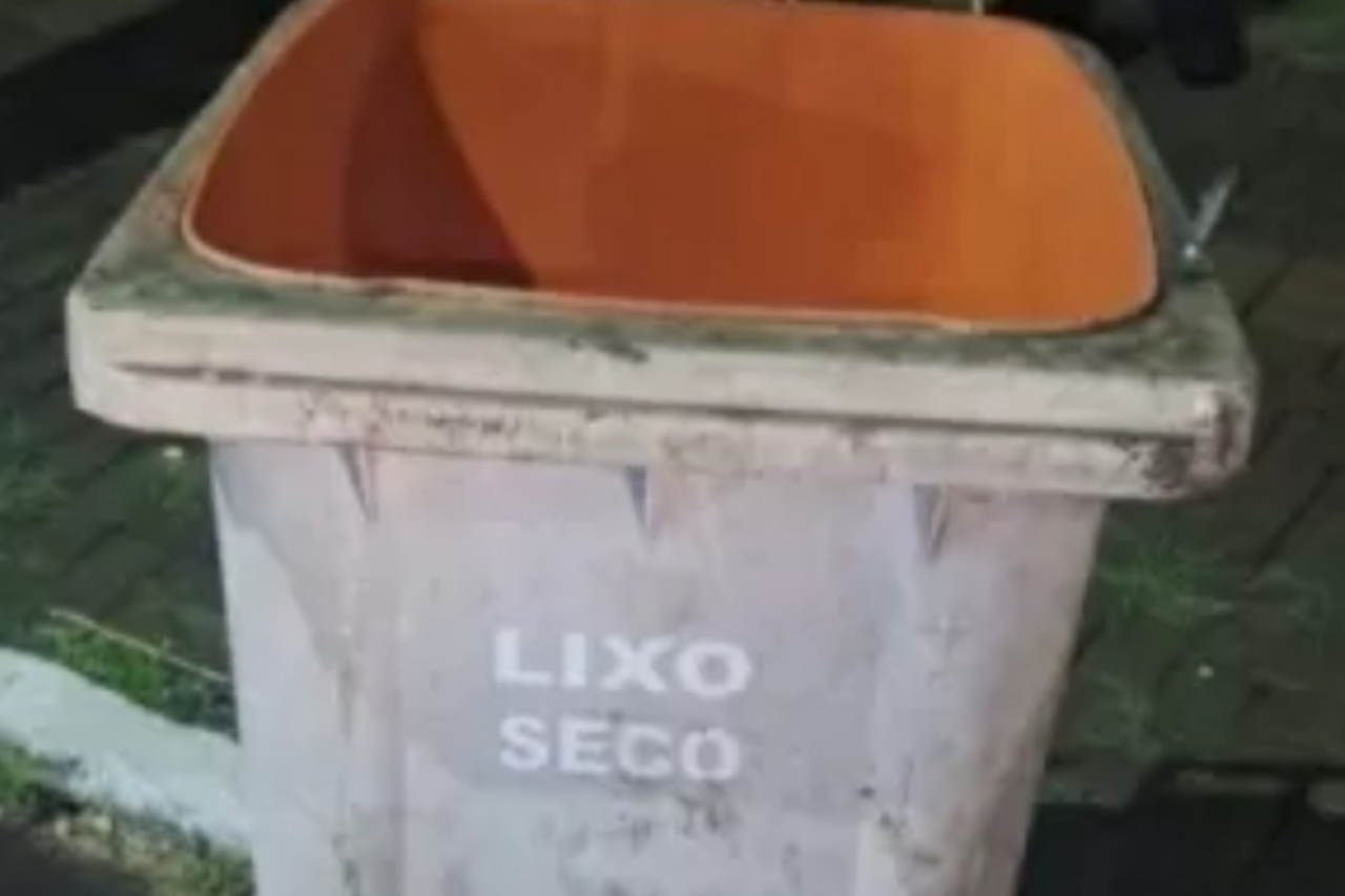 Vítima estava sem roupa na parte superior do corpo e apresentava sinais de extrema violência; Polícia Civil investiga o caso