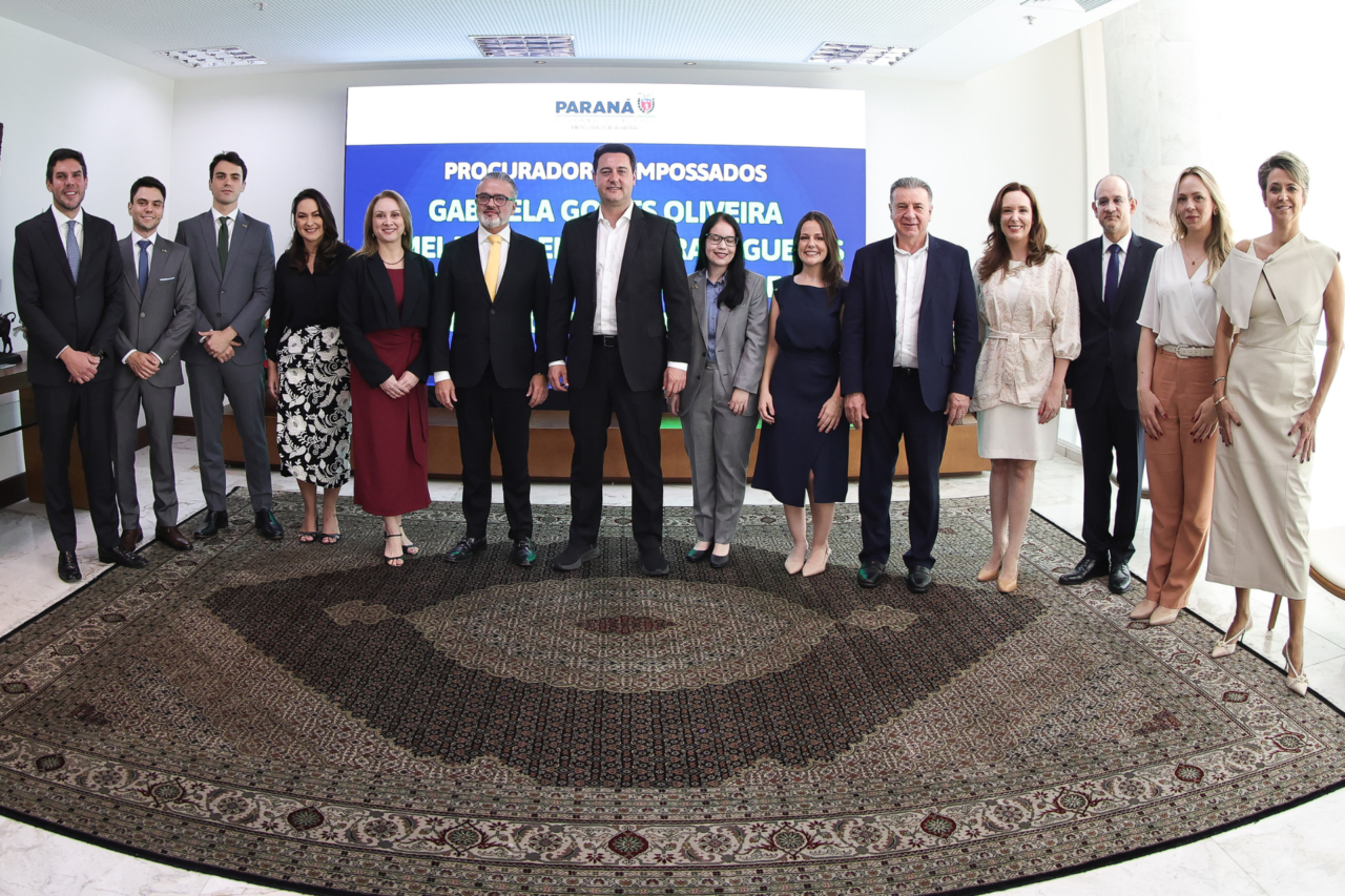 Governador Ratinho Junior empossa novos procuradores do Estado após dez anos sem concurso no Paraná 13 Quatro novos procuradores do Estado tomam posse no Paraná após concurso realizado em 2024