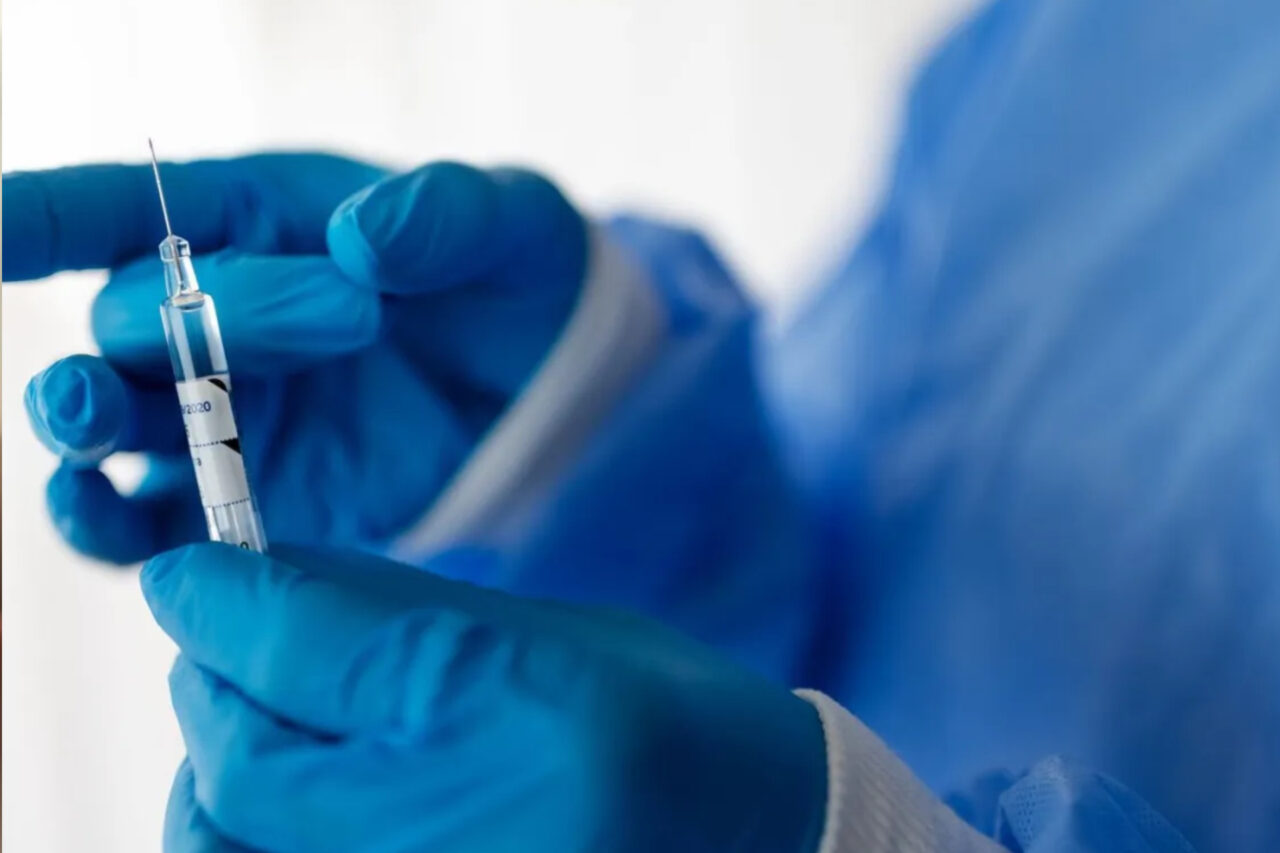 Agência americana deve incluir alerta "tarja preta" em vacinas contra Covid 3 O aviso é o mais sério da agência reguladora norte-americana e serve para alertar riscos como morte ou reações incapacitantes em medicamentos