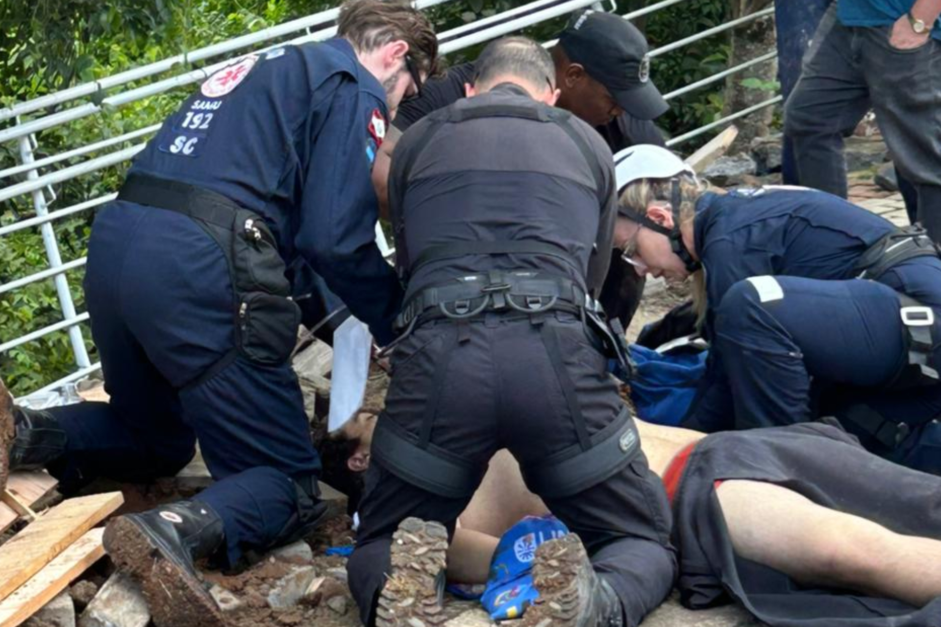 Motorista e pedestre morrem após caminhão despencar de ribanceira 3 Motorista e pedestre morrem após caminhão despencar de ribanceira