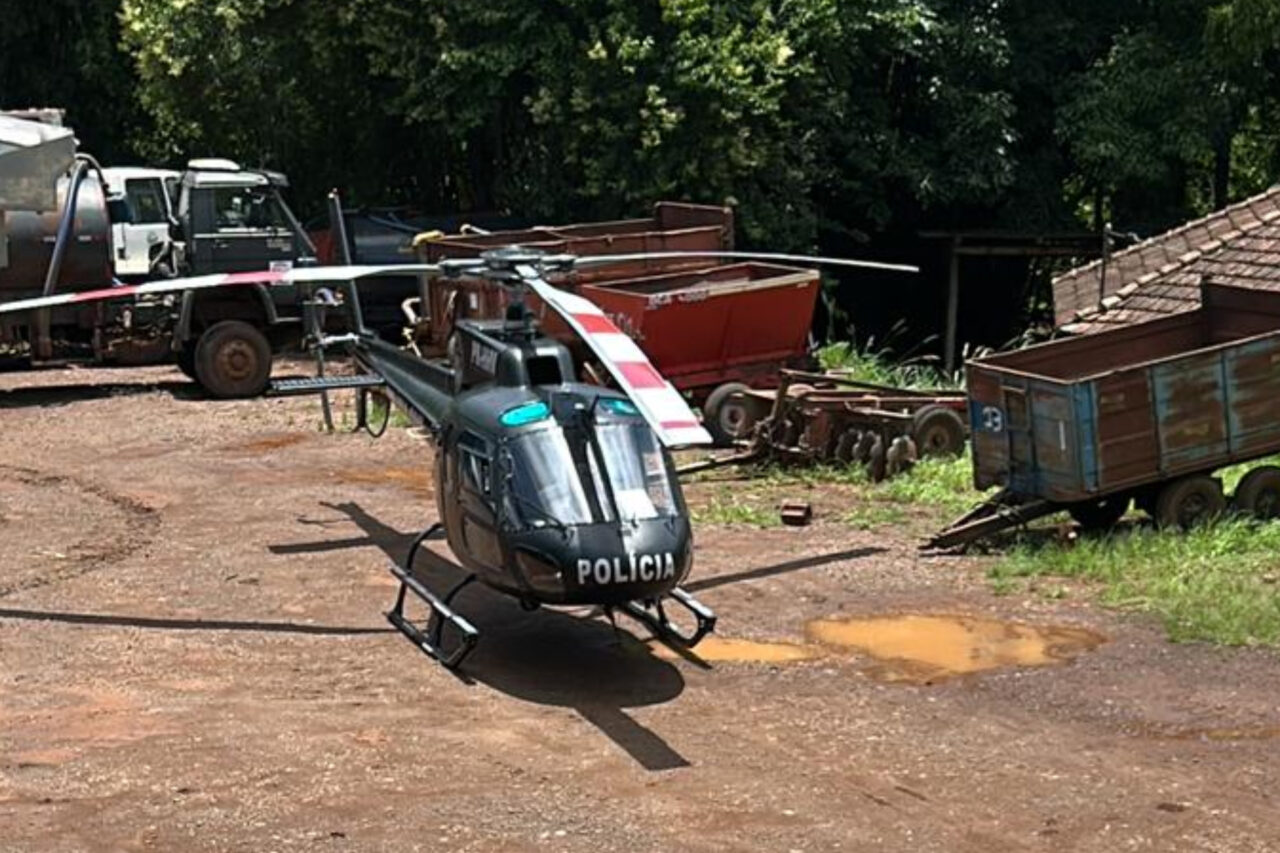 Motorista e pedestre morrem após caminhão despencar de ribanceira 5 O motorista do caminhão perdeu o controle, despencou de uma ribanceira, caiu sobre um carro e atingiu uma casa; o pedestre foi atingido por parte da carga