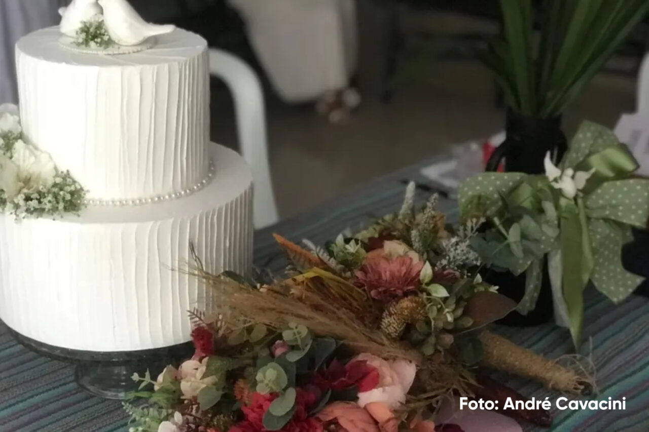Casamento coletivo na Penitenciária Estadual oficializa união de 23 casais 3 O casamento ocorreu na última quarta-feira, no auditório da Penitenciária. Entre os casais, foi registrado o primeiro casamento LGBTQIAPN +
