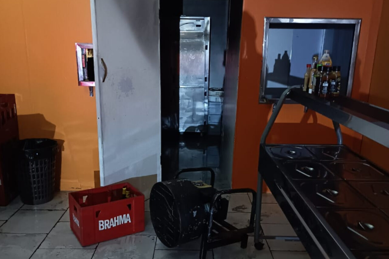 Incêndio em cozinha de restaurante mobiliza bombeiros 4 Incêndio em restaurante ocorreu durante a noite de domingo. Fogo atingiu 40m² do estabelecimento