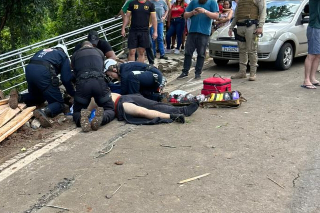 Motorista e pedestre morrem após caminhão despencar de ribanceira 11 g54g3
