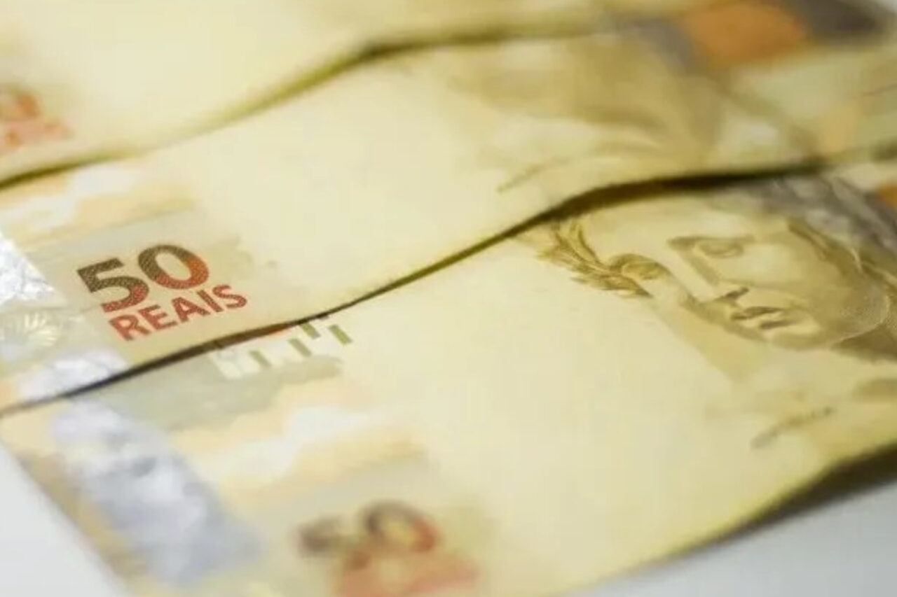 Salário-mínimo será de R$ 1.621 em 2026, diz governo federal 3 Reajuste no salário-mínimo será aplicado a partir de janeiro, com validade na renda mensal de trabalhadores a ser paga em fevereiro do ano que vem